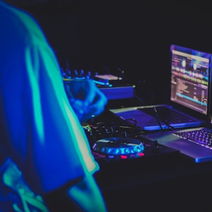 阿国哥 - 一半疯了一半算了(DJ夜猫Music Electro Rmx 2023 粤语) - 独家舞曲 发布 优秀DJ舞曲